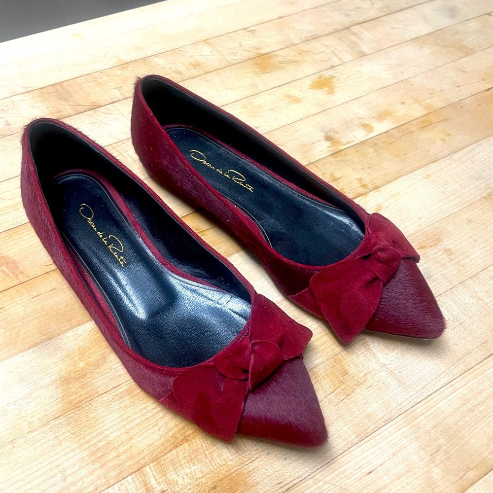 Oscar De La Renta , Dressy flat with suede bow .